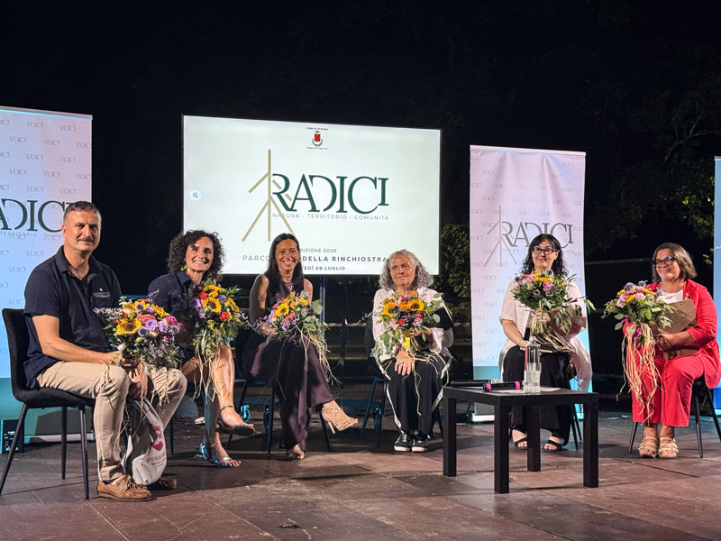 RAD_004 Relatori sul palco della conferenza Radici con i mazzi di fiori